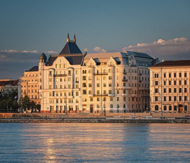 BUDAPEST, HUNGARY - 23 Haziran 2020: Budapeşte, Macaristan 'da Adalet Bakanlığı binası ile nehir kıyısına bakın