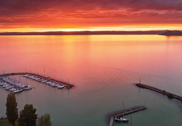 Färgglada Rosa Solnedgång Över Sjön Balaton — Stockfoto