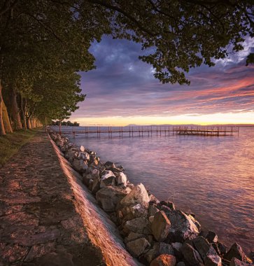 Balaton Gölü üzerinde renkli günbatımı