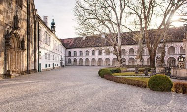 HEILIGENKREUZ, AUSTRIA - 13 FEBRUARY, 2020: Avusturya Heiligenkreuz, Heiligenkreuz 'daki Kilisenin İç Yard ve Manastırı.