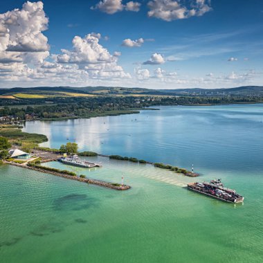 SZANTOD, HUNGARY - 6 Haziran 2020: Macaristan feribotlu Szantod Limanı 6 Haziran 2020.