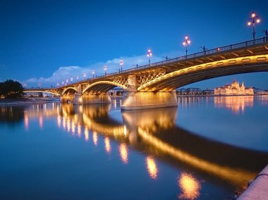 Margaret Köprüsü Budapeşte 'de Parlamento ile