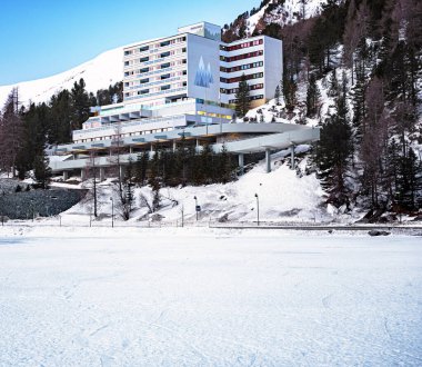 TURRACHER HHE, AUSTRIA - 2 Şubat 2020: Kış aylarında Avusturya 'nın Turracher Hhe kentindeki otellerle dağlara bakın.