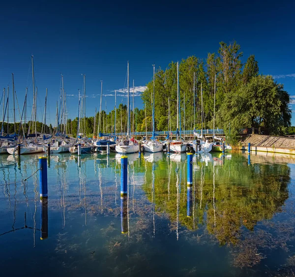 stock image BALATONFOLDVAR, HUNGARY - 6 JUNE, 2020: Harbor with sailboats in the harbor of Balatonfoldvar, Hungary.