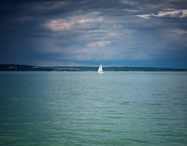 Balaton Gölü 'nde tek beyaz yelkenli fırtınalı, karanlık bir geçmişi var.