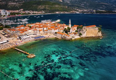 BUDVA, MONTENEGRO - 9 AĞUSTOS, 2019: Karadağ 'ın eski Budva kentinin havadan görüşü.