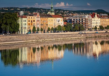 BUDAPEST, HUNGARY - 26 Temmuz 2020: Budapeşte, Macaristan 'da Tuna nehri boyunca 26 Temmuz 2020' de güzel evler.