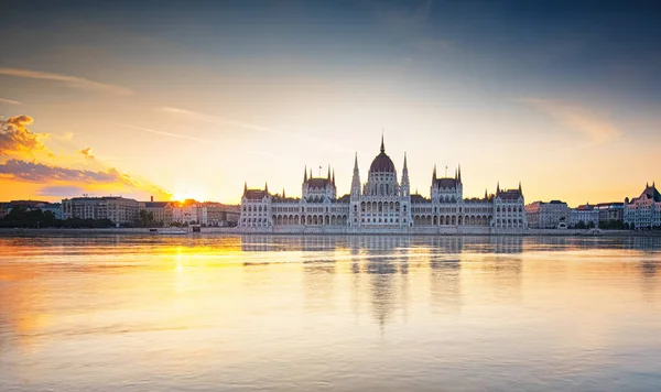 Macaristan Budapeşte Kentinde Fantastik Bir Günbatımında Macar Parlamentosu — Stok fotoğraf