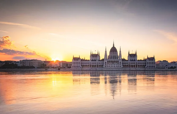 Macaristan Budapeşte Kentinde Fantastik Bir Günbatımında Macar Parlamentosu — Stok fotoğraf