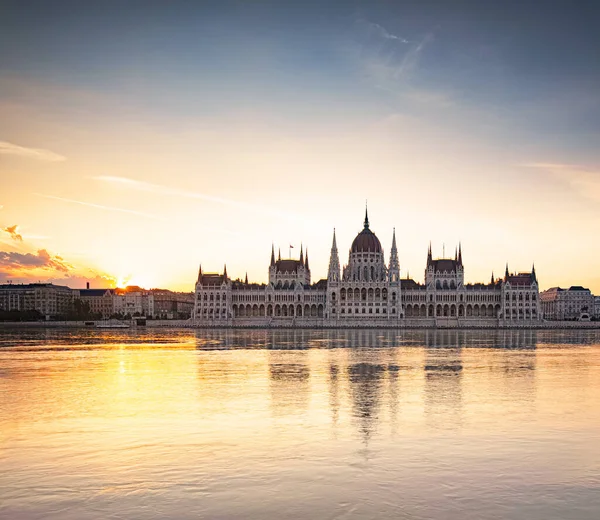 位于匈牙利布达佩斯的匈牙利议会的美丽落日 — 图库照片
