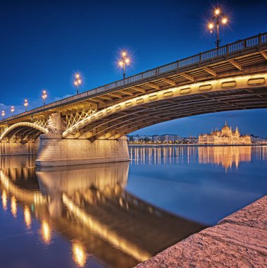 Margaret Köprüsü Budapeşte 'de geceleyin
