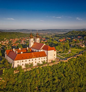 Macaristan, Balaton Gölü 'ndeki ünlü Tihany Manastırı