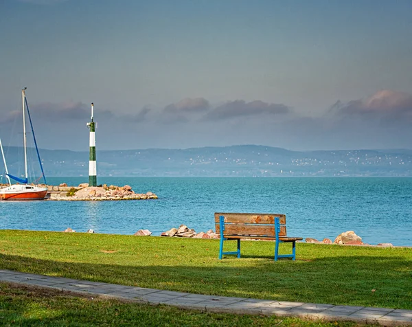 Bänk Vid Sjön Balaton Hösten — Stockfoto