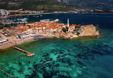 BUDVA, MONTENEGRO - 9 AĞUSTOS, 2019: Karadağ 'ın eski Budva kentinin havadan görüşü.