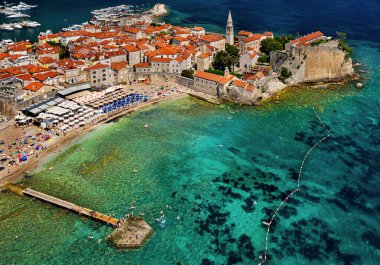 BUDVA, MONTENEGRO - 9 AĞUSTOS, 2019: Karadağ 'ın eski Budva kentinin havadan görüşü.