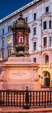 BUDAPEST, HUNGARY - 11 Eylül 2020: Budapeşte, Macaristan 'da Batthyany' nin kutsal lambası.