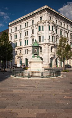 BUDAPEST, HUNGARY - 11 Eylül 2020: Budapeşte, Macaristan 'da Batthyany' nin sığınak lambası.