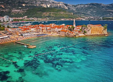 BUDVA, MONTENEGRO - 9 AĞUSTOS, 2019: Karadağ 'ın eski Budva kentinin havadan görüşü.
