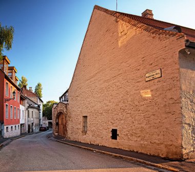 BUDAPEST, HUNGARY - 8 AĞUSTOS, 2020: 8 Ağustos 2020 'de Macaristan' ın Budapeşte kentindeki tarihi evler.