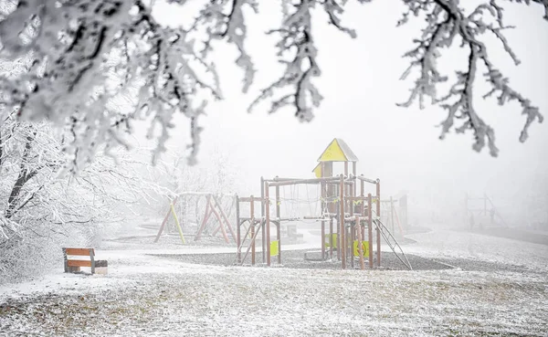 Kışın Oyun Parkı Karla Kaplı — Stok fotoğraf
