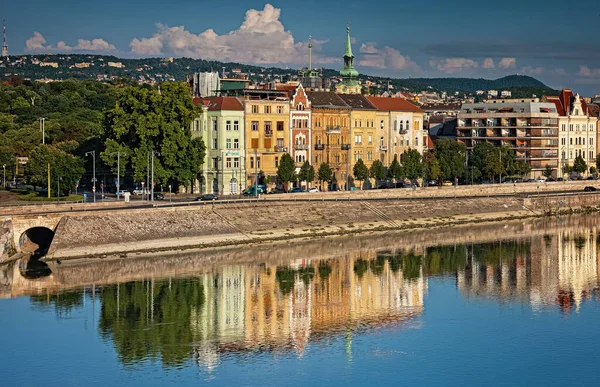 Budapest Hungría Julio 2020 Bonitas Casas Largo Del Río Danubio —  Fotos de Stock