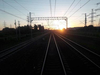 Gün batımında demiryolu