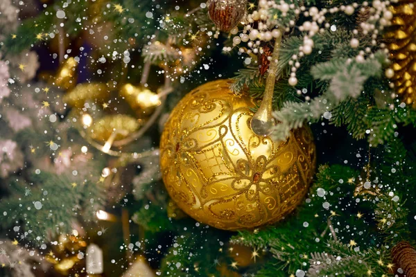 飾られたクリスマス ツリーのクリスマスの休日の背景 — ストック写真