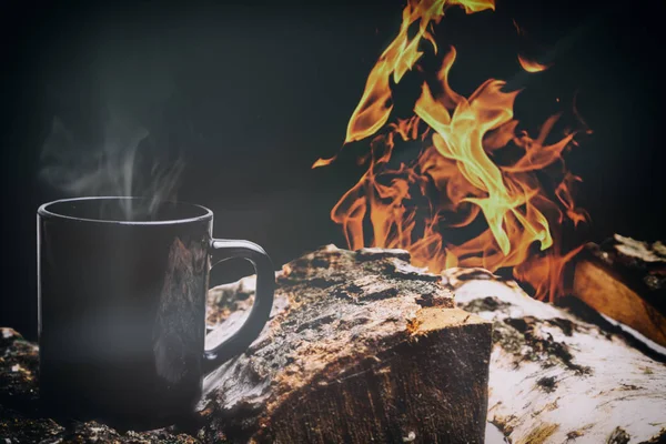 Black Cup Hot Steaming Coffee Sitting Old Log Campfire — Stock Photo, Image