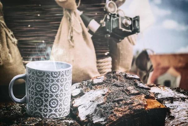 Tazza Caffè Espresso Con Sfondo Vecchio Cesto Palloncino Fotocamera Antica — Foto Stock