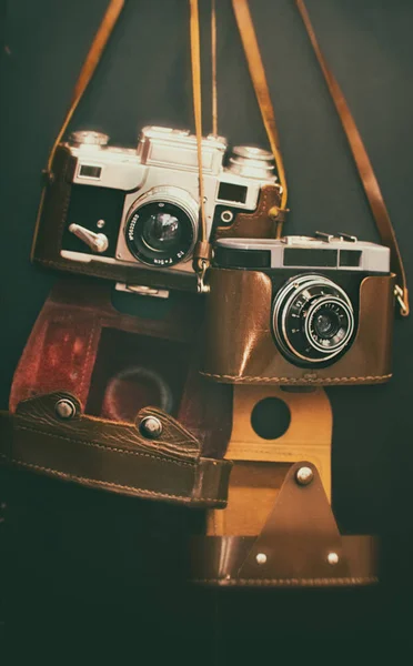 Retro Camera Vintage Camera Een Platte Stijl Een Donkere Achtergrond — Stockfoto