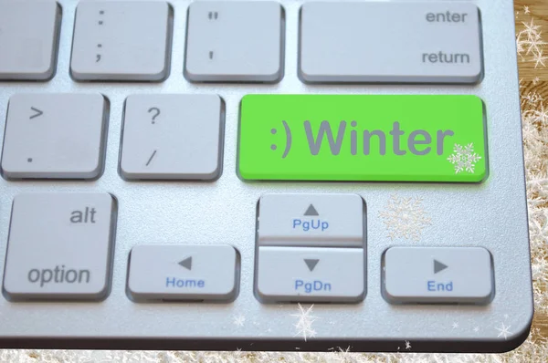 Tastiera Computer Con Tasto Verde Inverno Fondo Neve — Foto Stock