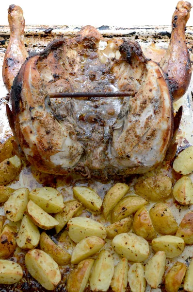 Запечённая курица с картошкой — стоковое фото