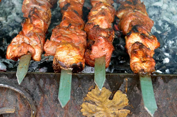 Charbon de bois viande grillée sur quatre brochettes — Photo