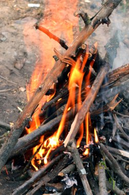 bir piramit ile kaplı yanan yakacak odun ile şenlik ateşi