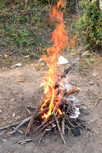Feu de joie avec du bois de chauffage brûlant doublé d'une pyramide — Photo