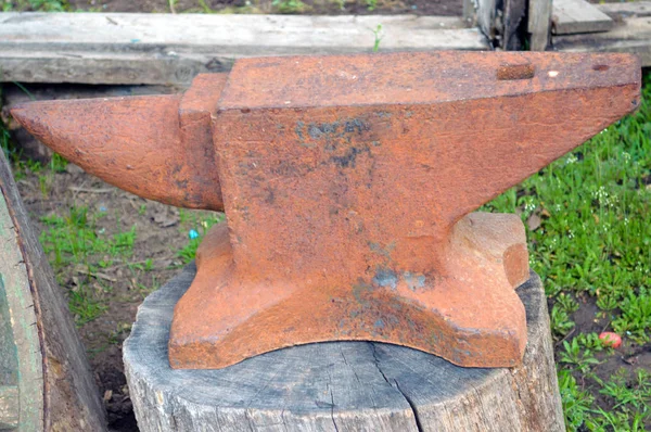 生锈的旧铁匠铁锤 — 图库照片