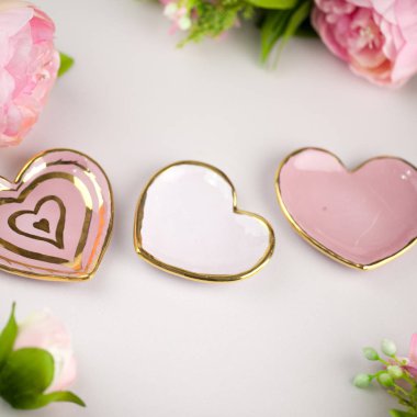 Sevgililer günü için beyaz arka plan üzerinde seramik kupa