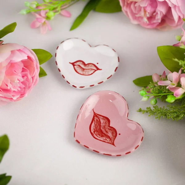 Corazones de cerámica sobre fondo blanco para el Día de San Valentín —  Fotos de Stock