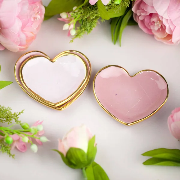 Керамические сердца на белом фоне на День Святого Валентина — стоковое фото