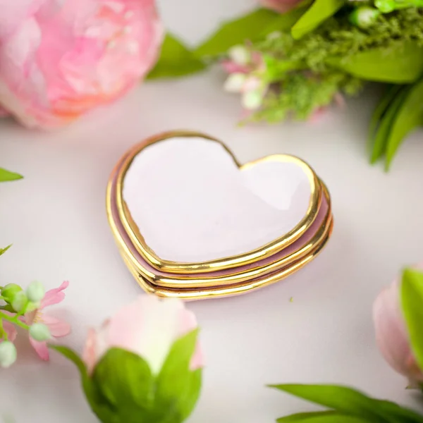 Corazones Cerámica Rosa Sobre Fondo Blanco Para Día San Valentín —  Fotos de Stock