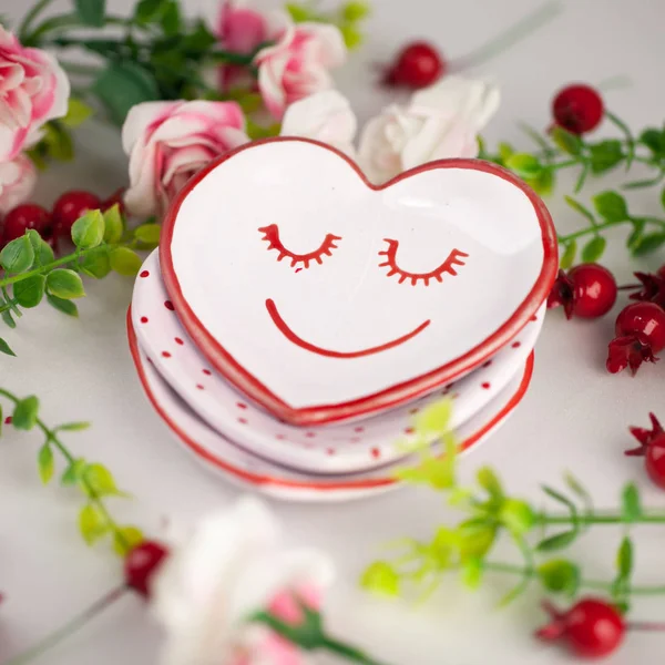 Keramische hart op een witte achtergrond voor Valentines Day — Stockfoto
