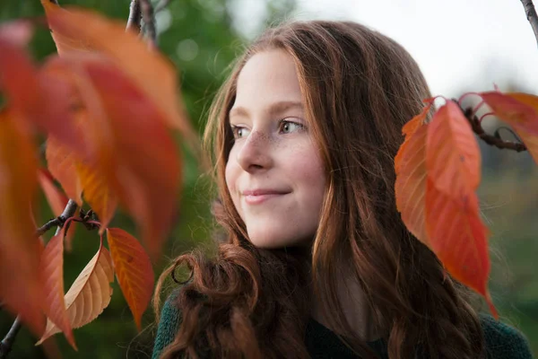 Рыжеволосая Девушка Танцует Играет Осеннем Саду Полном Красочных Листьев — стоковое фото