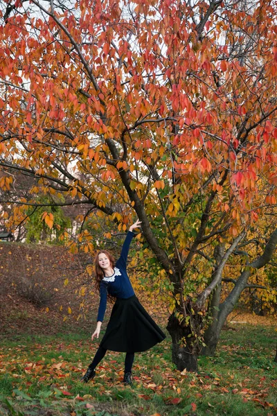 Red Hair Dziewczyna Tańczących Grających Jesienny Ogród Pełen Kolorowych Liści — Zdjęcie stockowe