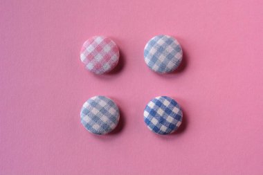 Pastel pembe, mavi ve beyaz kareli Tekstil pembe Kağıt arka plan üzerinde dört adet buton