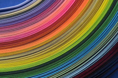 Clolored çizgili kağıt üzerinde mavi kağıt artalanları quilling için