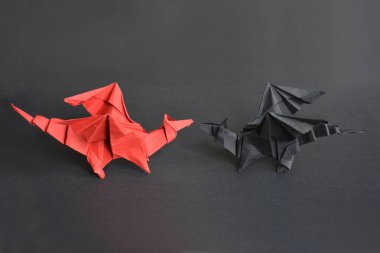 Siyah zemin üzerine kırmızı ve siyah origami kağıt ejderha