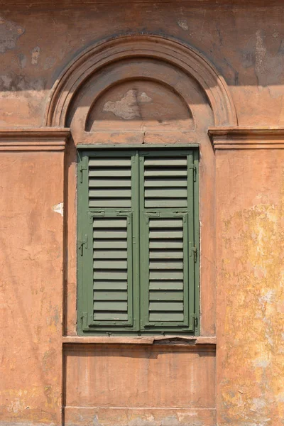 Wszystko Stare Ściany Domu Pomarańczowy Zamknięty Zielony Migawką Okna — Zdjęcie stockowe