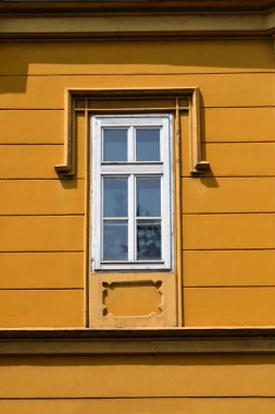 Kapalı beyaz pencereli bir sarı ev duvar detay