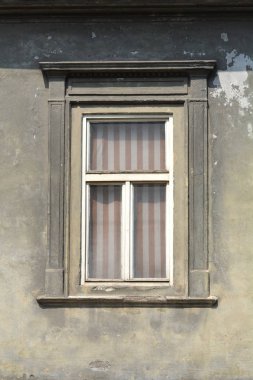 Ayrıntılı bir soluk ev duvar kapalı pencere ile