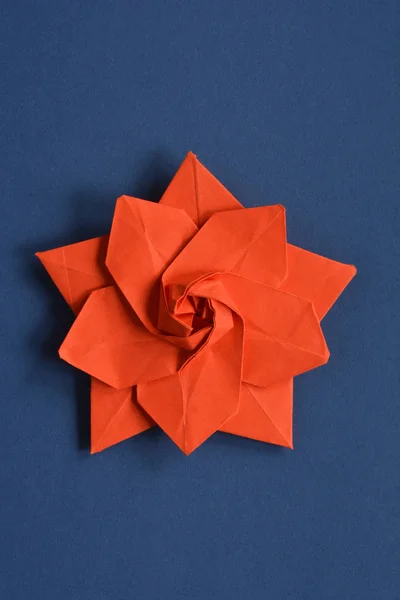 Origami Rosso Stella Carta Sfondo Blu Scuro — Foto Stock